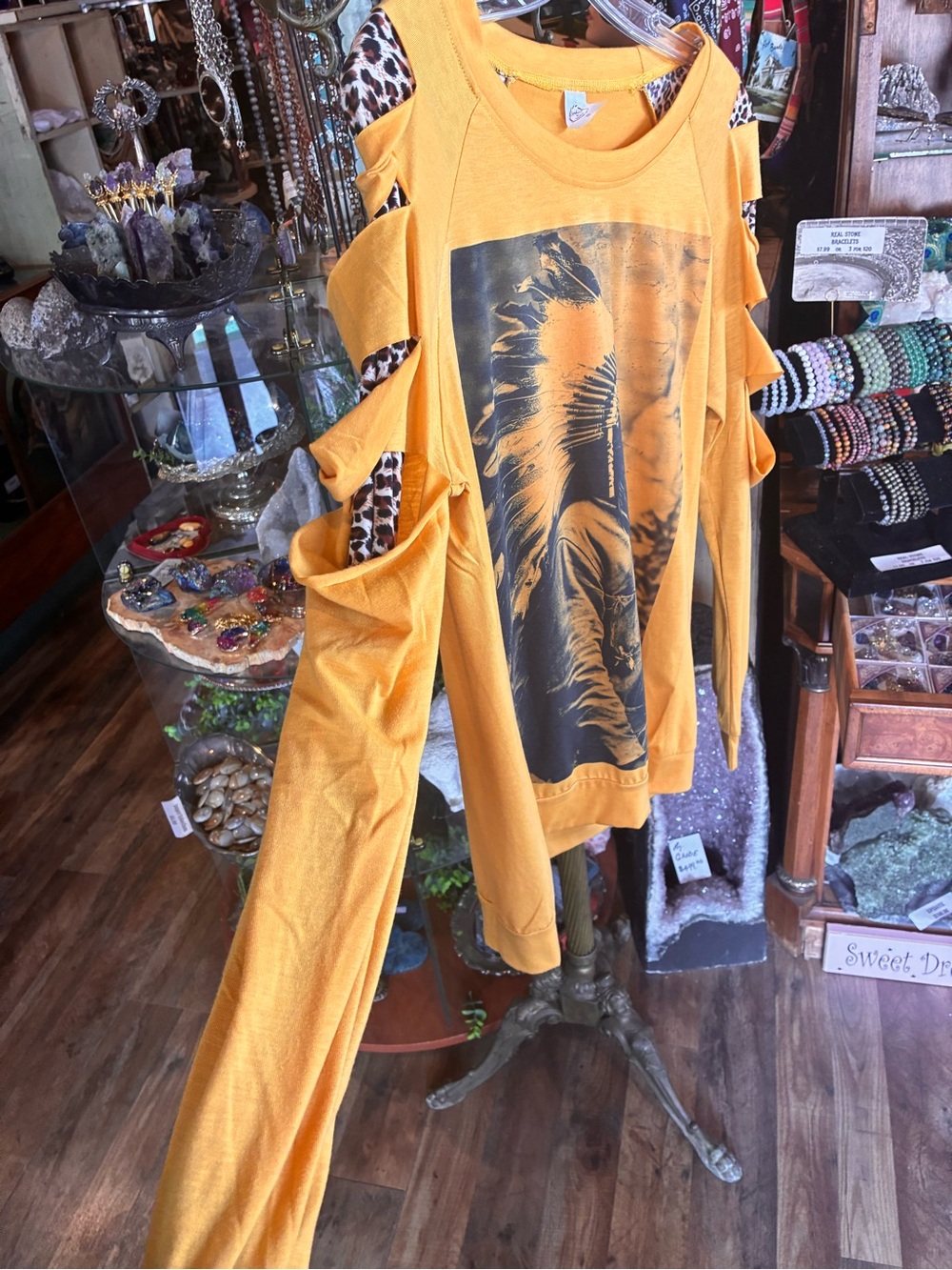 Long-Sleeve Graphic Tee Indian Profile in Yellow with Leopard Print - Picture 4 of 6